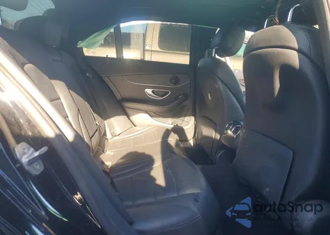 2019 Mercedes-Benz C 300 z USA, uszkodzony, nr VIN WDDWF8DB4KR518233